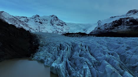 vista panorámica del glaciar svinafellsjokull en el sur de islandia - toma aérea