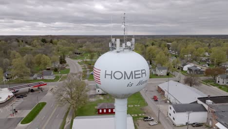 Homer,-Michigan-Water-Tower-Mit-Kreisendem-Drohnenvideo