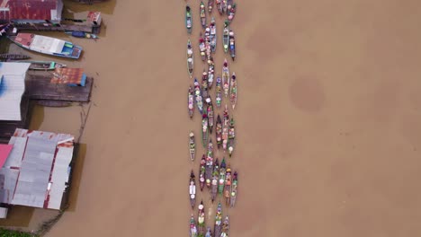 Lancha-Tirando-A-Lo-Largo-De-Los-Barcos-Tradicionales-Del-Mercado-Flotante-En-El-Río-Martapura