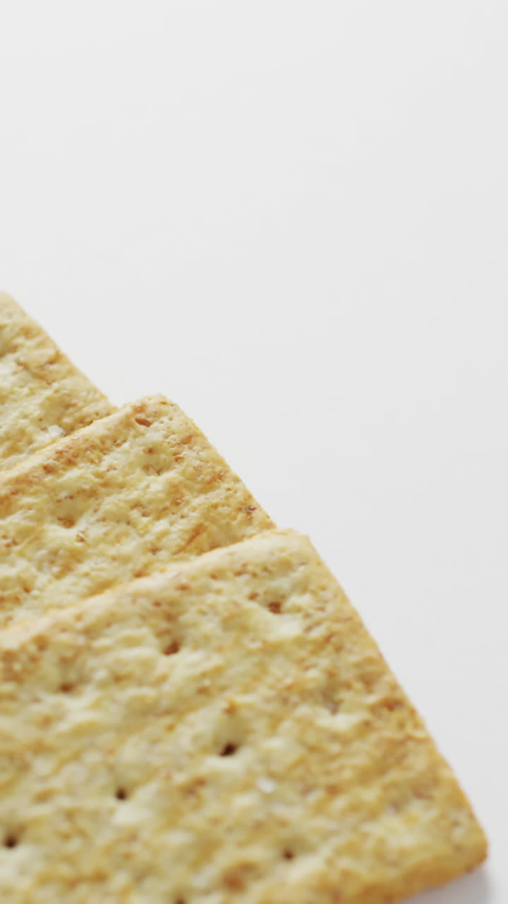 video de un fanático de galletas de queso en fondo blanco con espacio para copiar