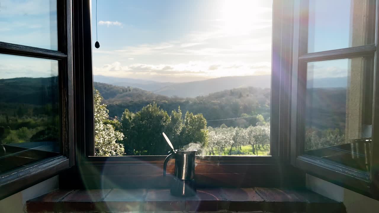 배경에 아름다운 풍경과 함께 아침에 창  ⁇ 에 에스프레소 메이커에서 뜨거운 커피를 증기