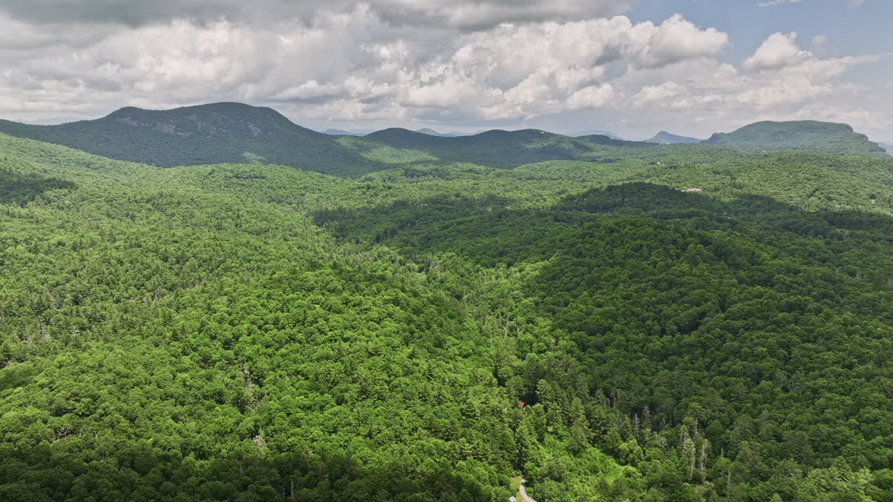 highlands north carolina aerial v19 panorámica panorámica vista drone sobrevuelo plana granja de montaña capturando el paisaje sereno de bosques verdes exuberantes y paisaje montañoso - filmado con mavic 3 cine - julio 2022