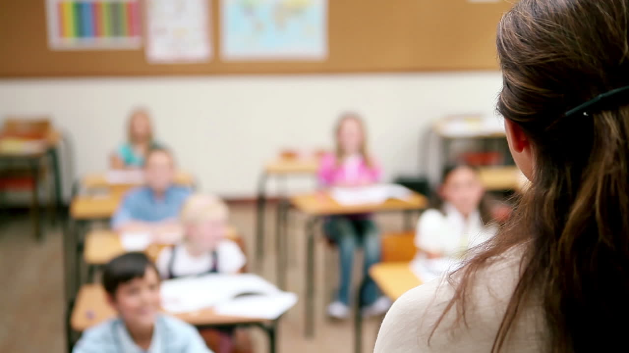 la maestra hablando con sus alumnos