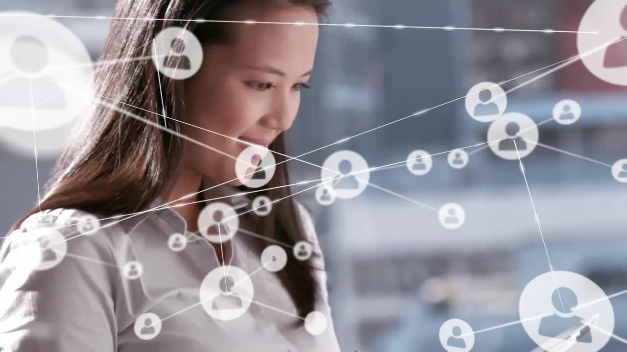 태블릿을 사용하는 두 인종의 여성에 대한 아이콘과 연결 네트워크의 애니메이션