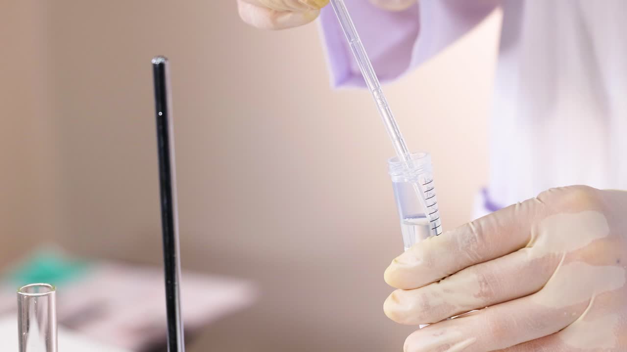 화학 물질을 혼합하여 색이 변하는 반응을 관찰합니다.