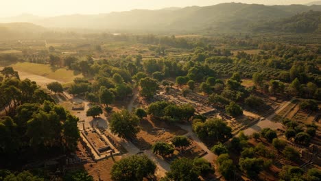 Una-Toma-Aérea-Cinematográfica-De-Las-Ruinas-De-Olimpia-En-Grecia.