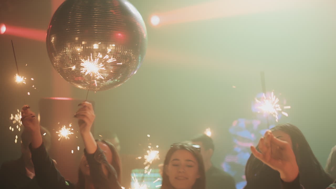 fiesta en un club nocturno con chispas