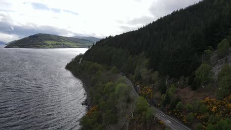 Perspectiva-De-Drones-De-La-Costa-Del-Lago-Ness