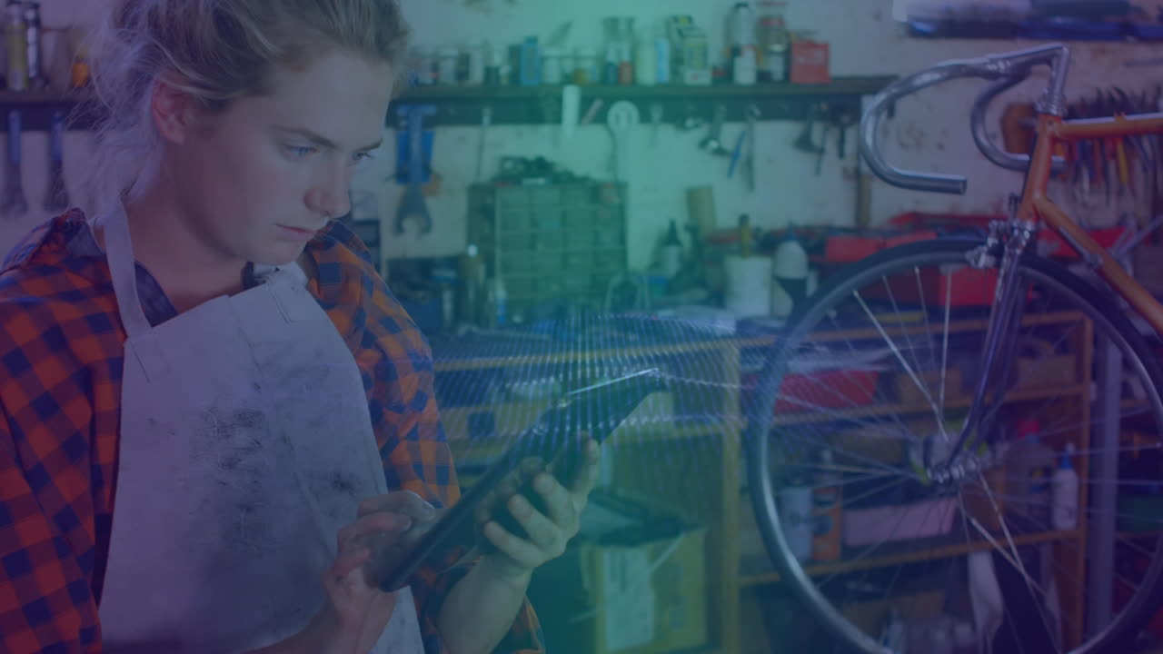 태블릿을 사용하는 백인 여성 기계공을 통해 빛의 흔적의 애니메이션