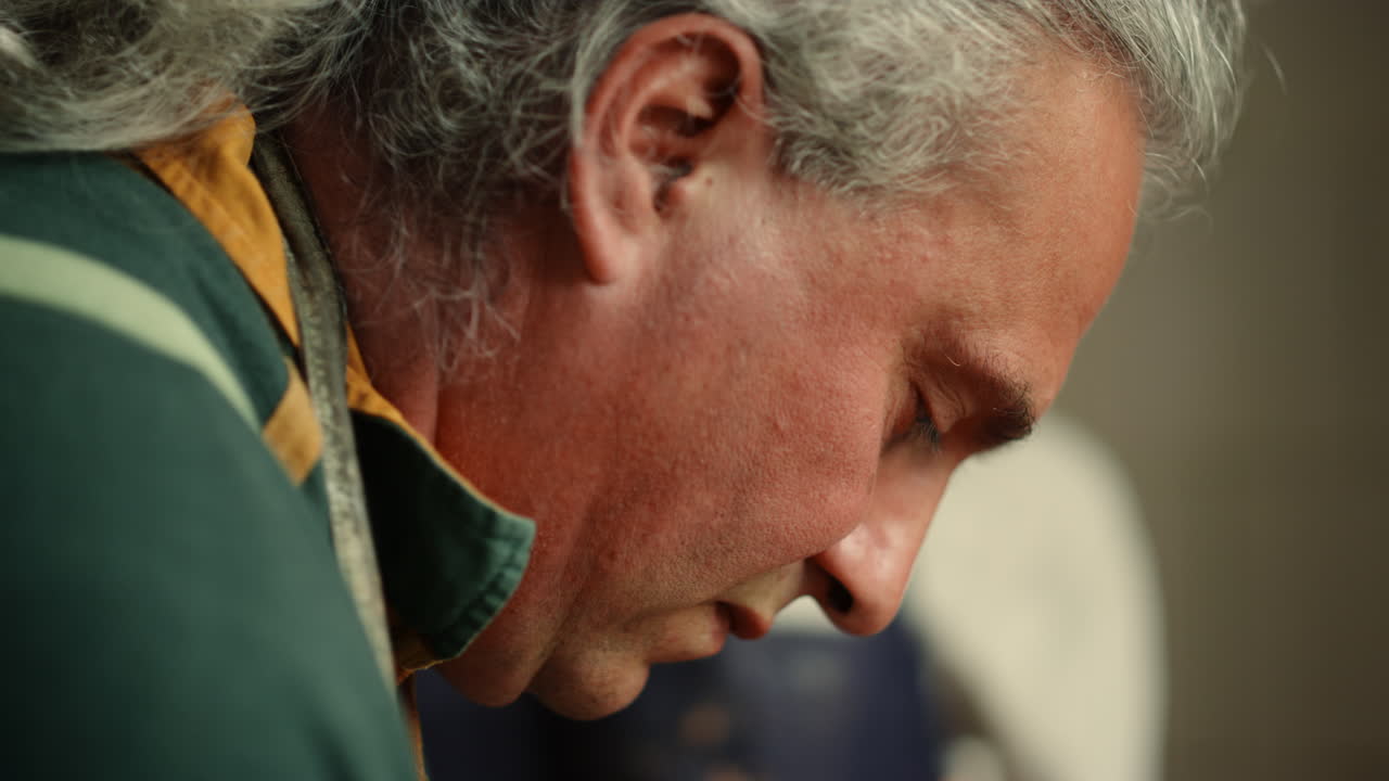 ⁇ 질 조각에 집중하는 고령자. 수공예를 하는 마스터