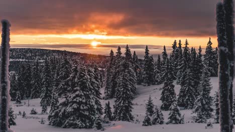 Un-Hermoso-Lapso-De-Tiempo-Del-Amanecer-En-Medio-Del-Invierno-En-Noruega