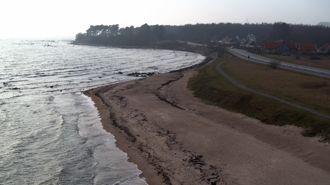 vuelo de drones sobre la playa con ondas ligeras, sin gente en la playa