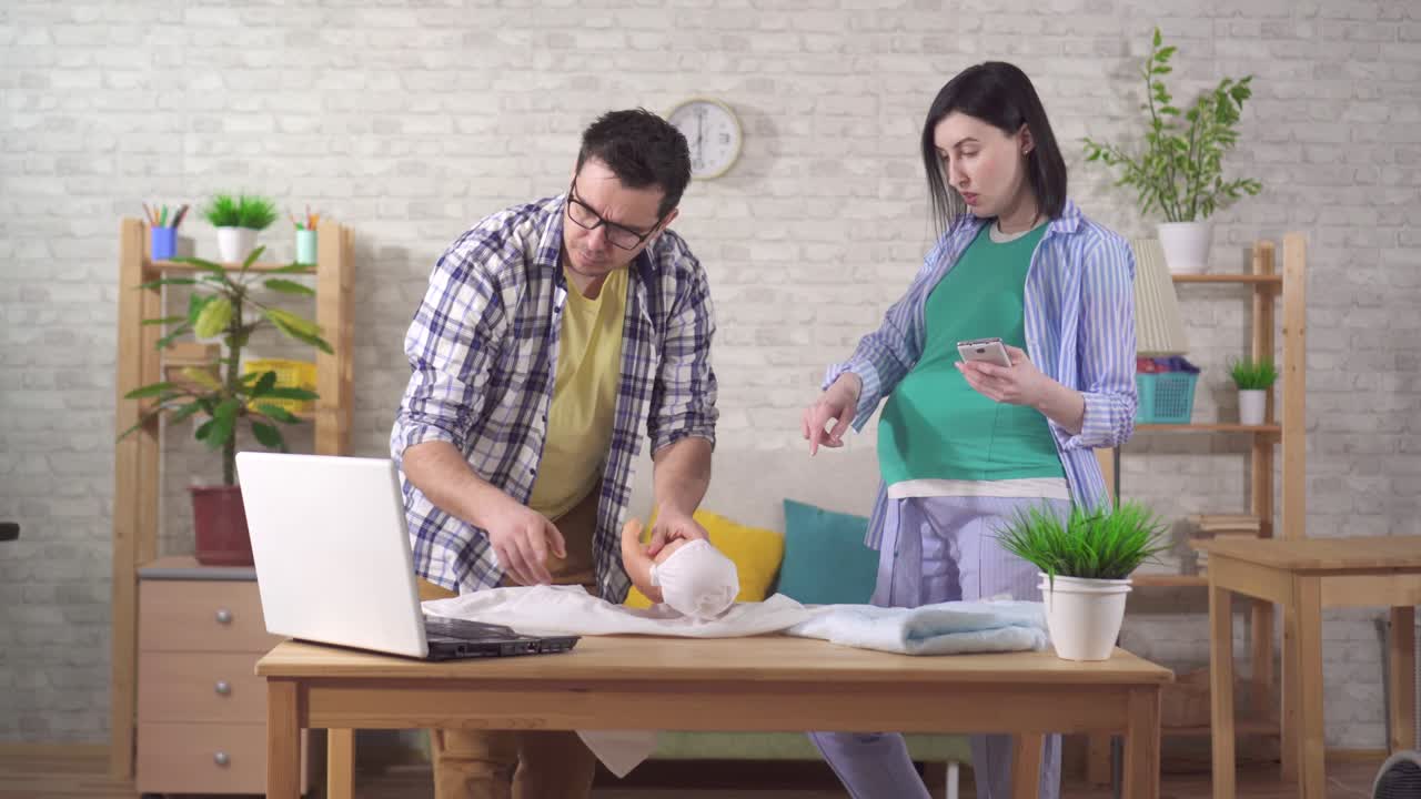 retrato jóvenes futuros padres ahora están aprendiendo a envolver a un recién nacido a través de internet