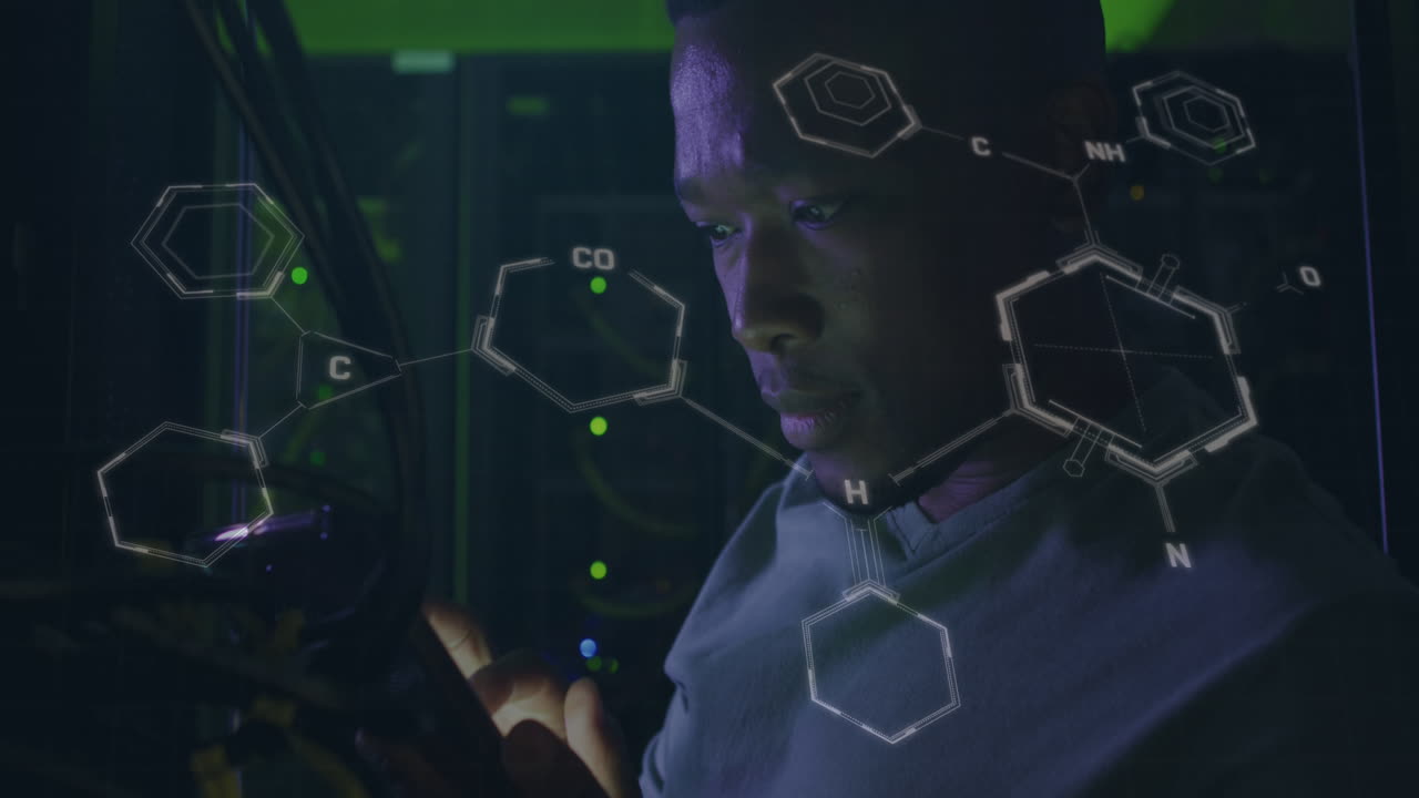 animación del procesamiento de datos sobre un trabajador afroamericano en la sala del servidor