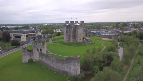 Das-Beeindruckende,-Gepflegte-Schloss,-Das-In-Filmen-Wie-„Braveheart“-Und-Anderen-Zu-Sehen-War,-Wurde-In-Exzellentem-4K-Material-Aufgenommen