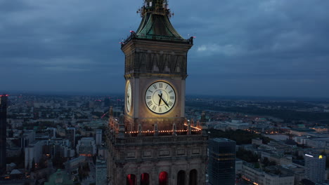 Volar-Alrededor-Del-Reloj-De-La-Torre.-Gran-Esfera-De-Reloj-Iluminada-Y-Terraza-Mirador-Sobre-La-Ciudad-En-El-Crepúsculo.-Varsovia,-Polonia