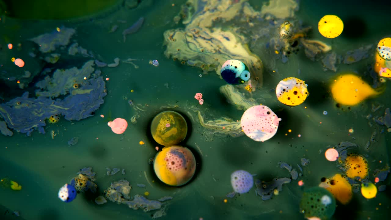 abstractas burbujas de acrílico colorido y pintura alimentaria en el agua