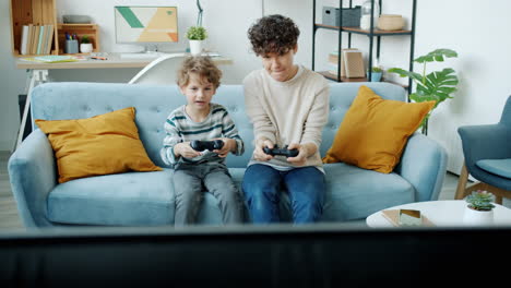 madre e hijo jugando videojuegos