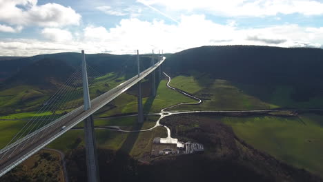 vista soleada del viaducto de millau el puente de cables más alto 343 m