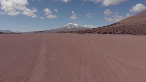 Aufsteigende-Luft-über-Die-Atacama-Wüste-In-Richtung-Vulkan-Licancabur-In-Chile