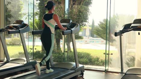 mujer corriendo en la cinta de correr en el gimnasio. estilo de vida saludable.
