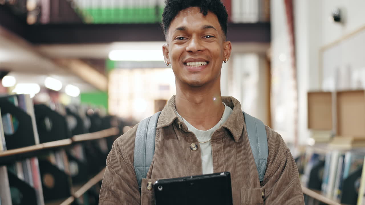 도서관 에서 행복 한 학생