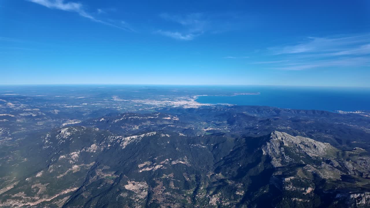Pemandangan udara sisi kiri kota dan teluk Palma de Mallorca yang diambil dari kokpit pesawat saat terbang di atas Pegunungan Tramontana pada hari yang cerah