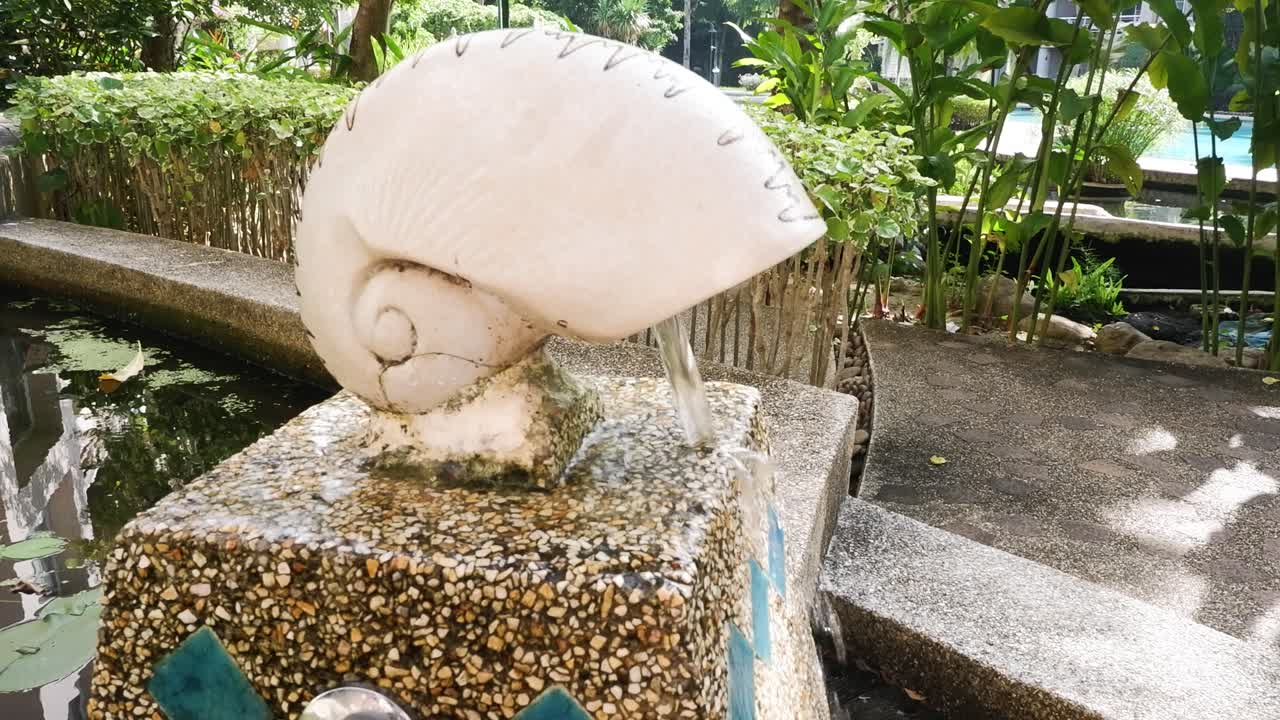 데기 모양 의 돌 분수 에서 흐르는 물