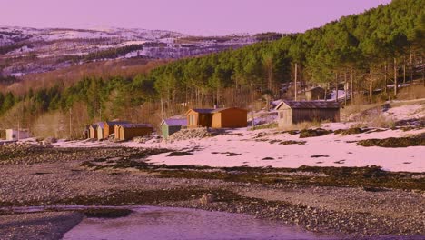 pequeñas cabañas de pescadores en la playa cerca del pueblo en la zona costera del norte de noruega