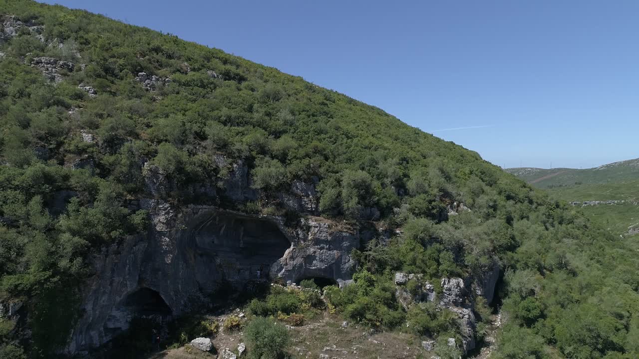 cuevas y cavernas en las montañas de portugal vista aérea