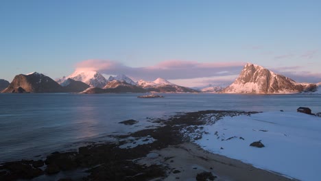 Wintersonnenuntergang-Am-Strand-Von-Storsandnes,-Lofoten,-Norwegen