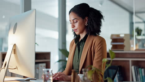 mujer de negocios en el escritorio con la computadora