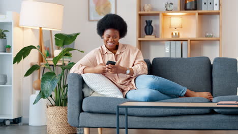 Mujer-Afro-Riendo-Transmitiendo-Por-Teléfono