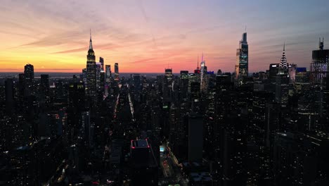 Schwenken-Direkt-über-Den-Straßen-Von-Manhattan-In-New-York-City-Bei-Nacht-Unter-Lichtern