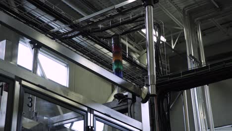 luces de colores parpadeando en la máquina en una gran fábrica