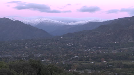 Zoom-Del-Amanecer-En-Las-Montañas-Nevadas-De-Santa-Ynez-Sobre-Ojai-California