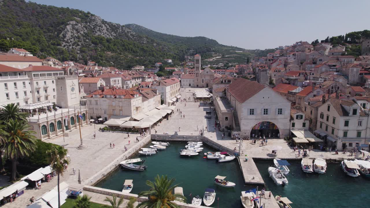 Orbita aerea cinematografica del porto di Hvar, marina sul lungomare