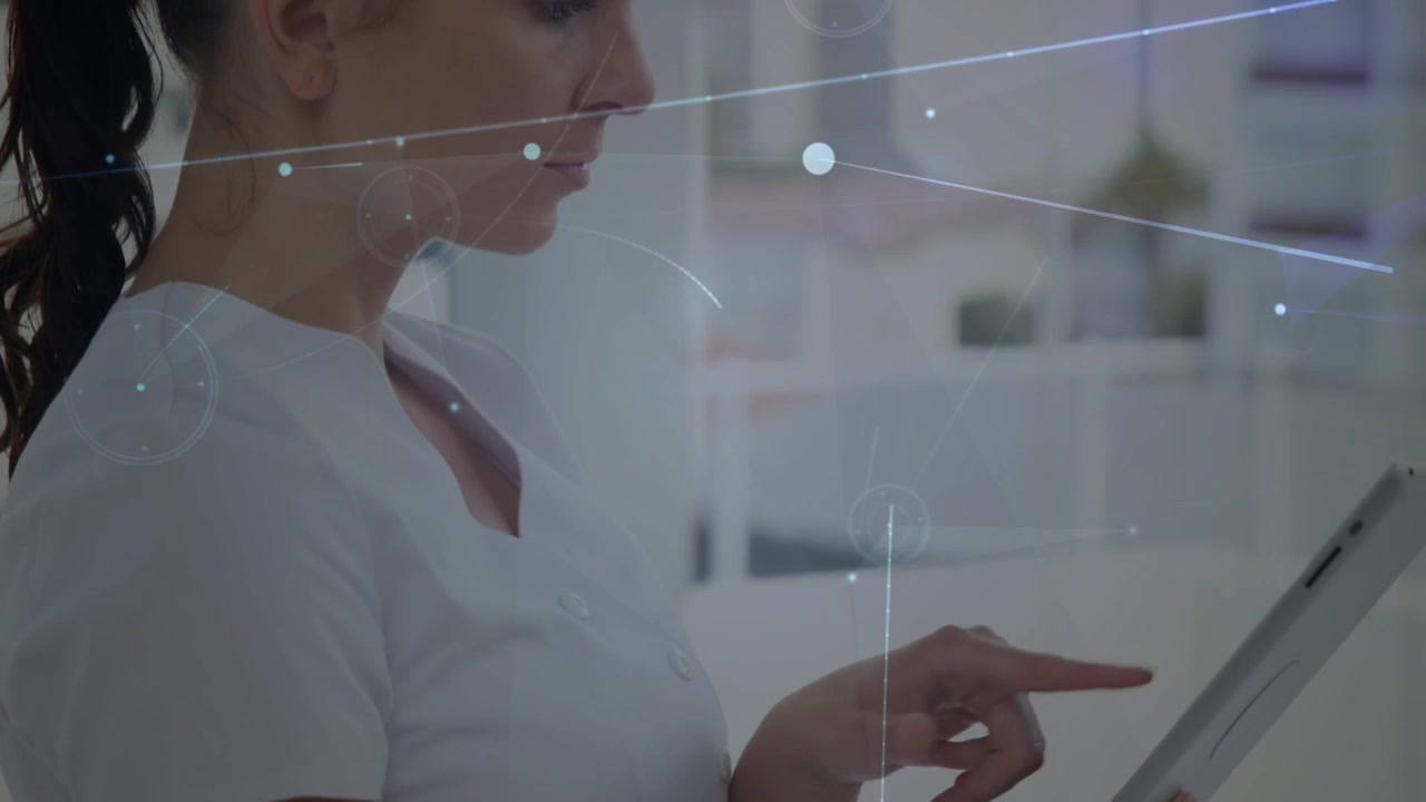 Animação de rede de conexões sobre mulher usando tablet