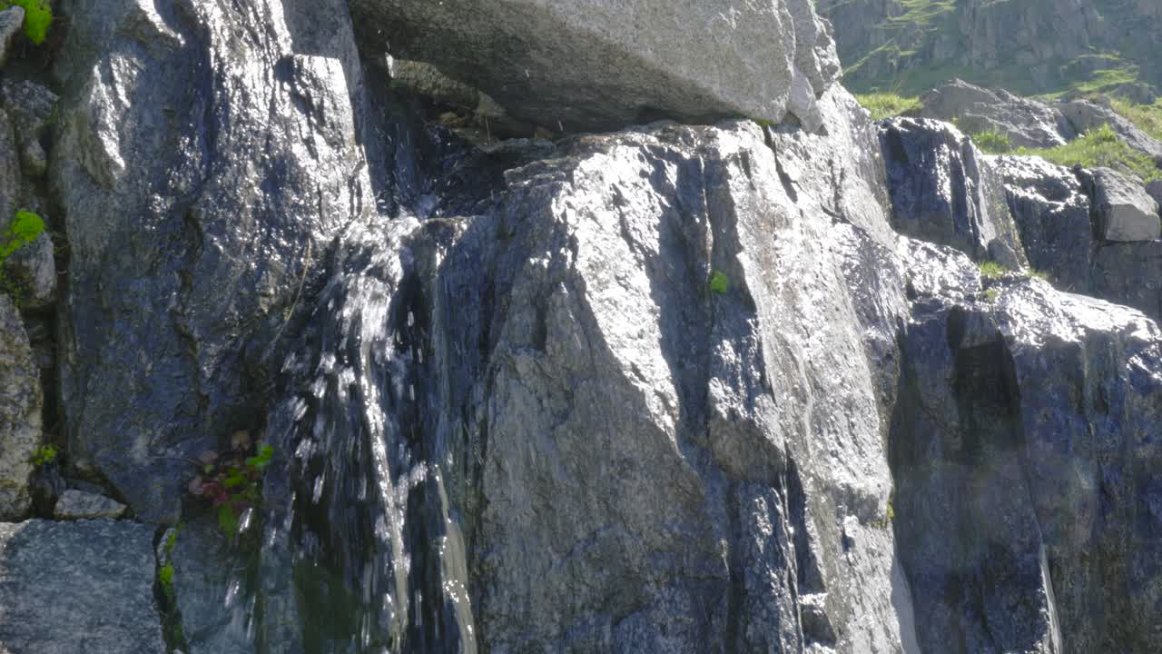 pequeño arroyo que se forma en el glaciar suizo, ródano