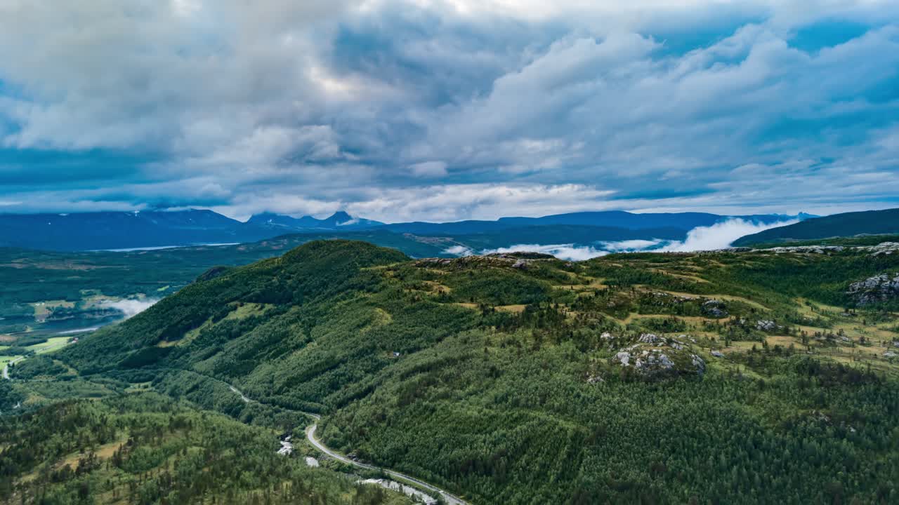 아름다운 계곡의 공중 전망, 숲을 흐르는 강, 푸른 하늘과 구름 위를 지나가는