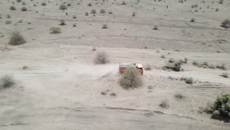 vista aérea de la conducción de camiones en caminos de tierra que transportan rocas