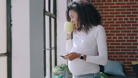 mujer negra embarazada, café