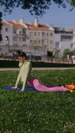 mujer practicando yoga en un parque