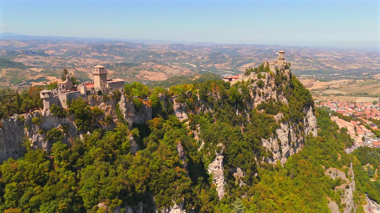 Drone captures the stunning beauty of San Marino’s castles and picturesque landscapes from above.
