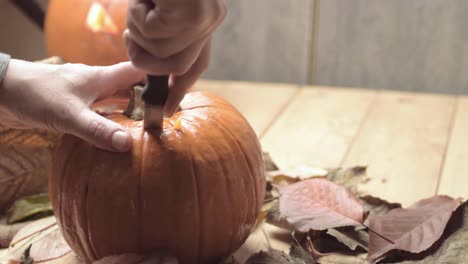 tallando una calabaza para halloween jack o lanternfac