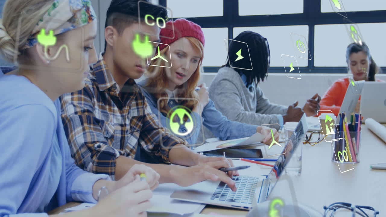 estudiando en el aula, estudiantes diversos con iconos ambientales animación en la cabeza