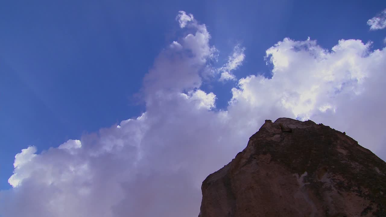 lapso de tiempo de nubes y rayos de sol sobre extrañas viviendas imponentes y formaciones rocosas en cappadocia turquía 1