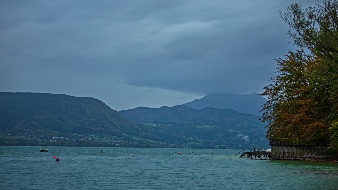 lapso de tiempo de un lago en un día nublado, con nubes grises en movimiento en el lago