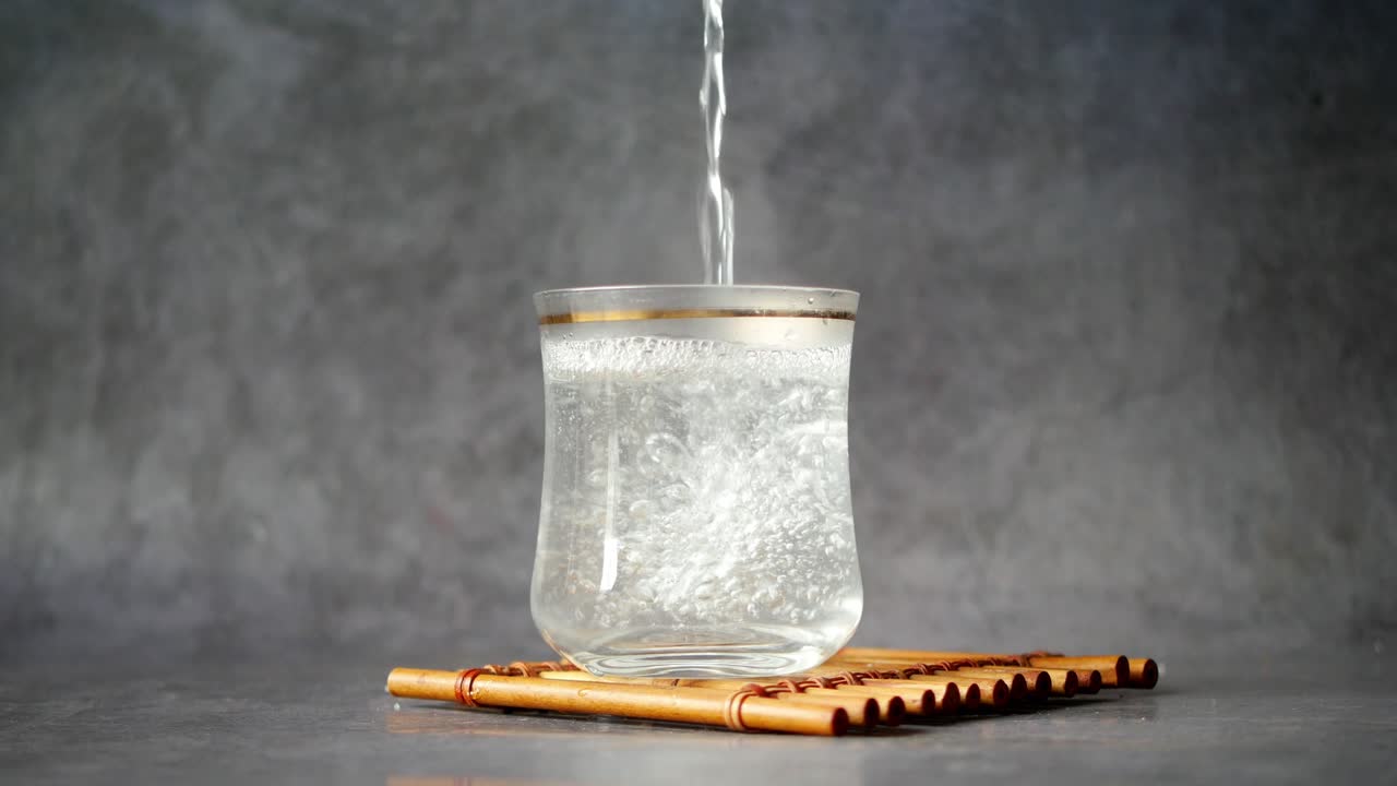 얼음 이 있는 유리잔 에 물 을 부어 넣는 것