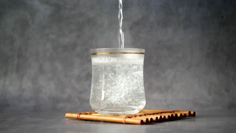 el agua se vierte en un vaso con hielo